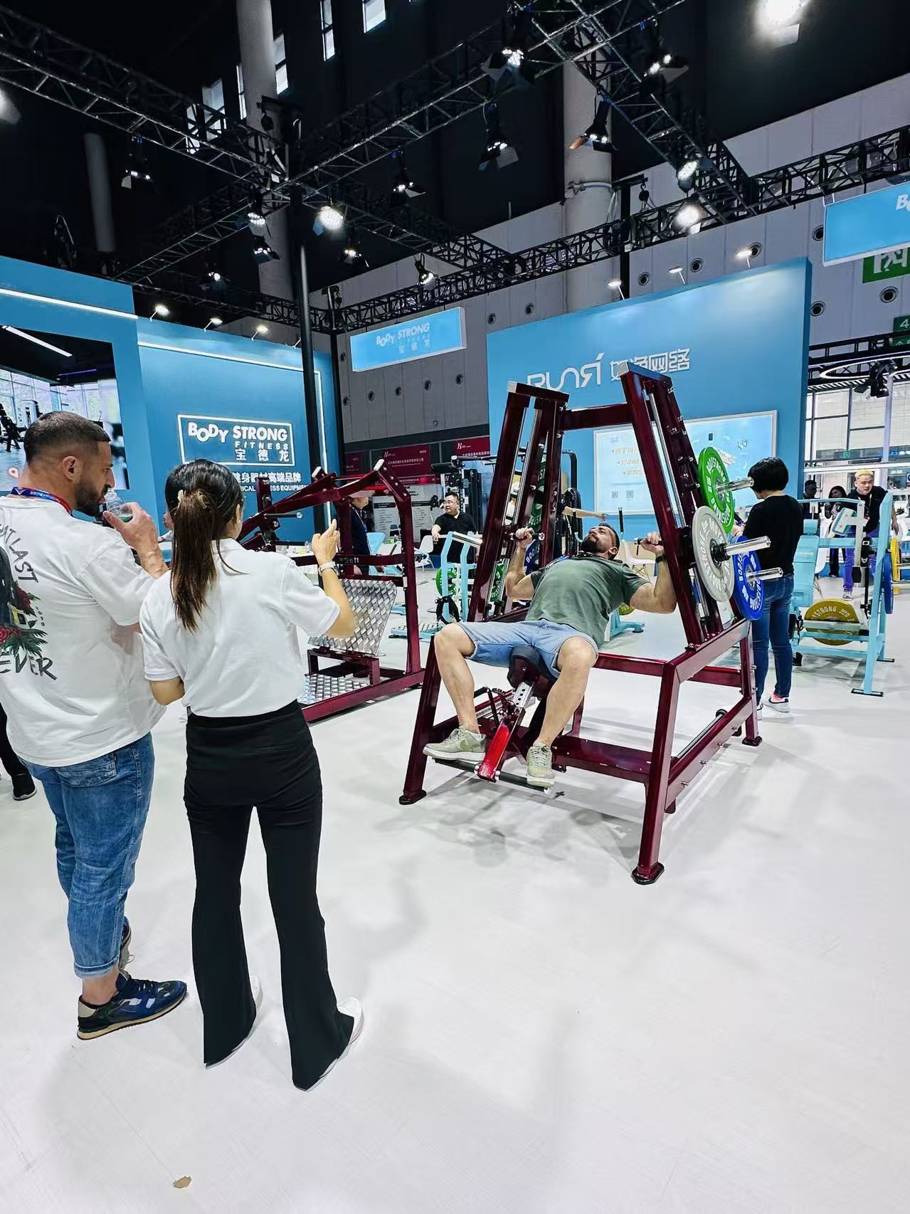 宝德龙塔式推胸训练器